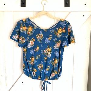Juniors Blue and Floral Short Sleeves Stretchy Crop Top Rewind XS